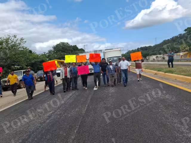 Una docena de líderes campesinos se manifestaron sobre la carretera federal Mérida–Campeche, exigiendo un precio justo para el maíz.