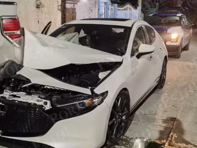 El accidente ocurrió en la calle Tulipán, donde el conductor de un Mazda 3 blanco perdió el control y chocó contra varios vehículos estacionados
