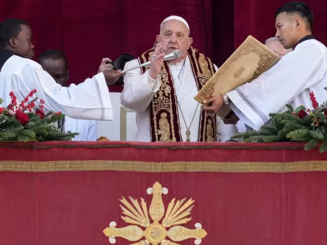 Desde el balcón de la Basílica de San Pedro el Papa Francisco pronunció su tradicional mensaje "Urbi et Orbi"