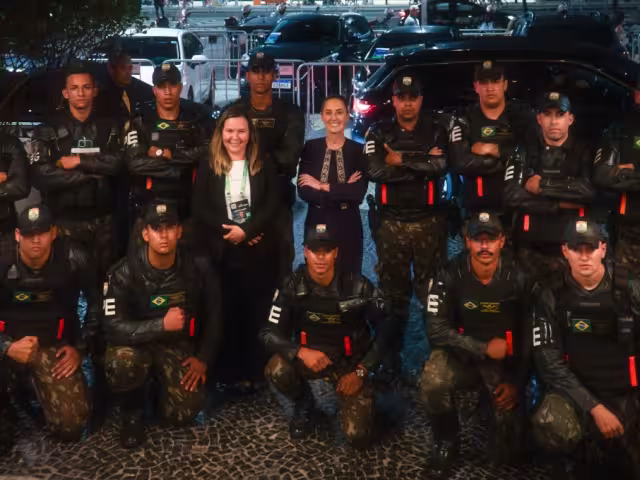 La presidenta Claudia Sheinbaum compartió una foto posando con los encargados de la seguridad en la Cumbre del G20
