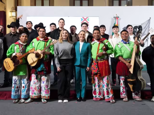 Presidenta Claudia Sheinbaum con el colectivo musical Legado de Grandeza