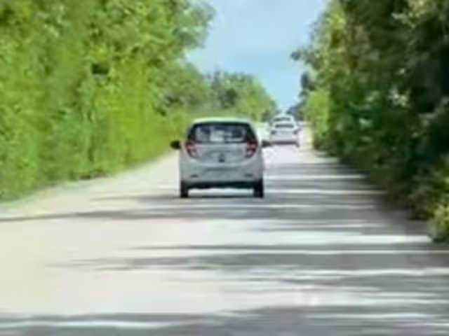 El auto estuvo a punto de impactar a otros vehículos