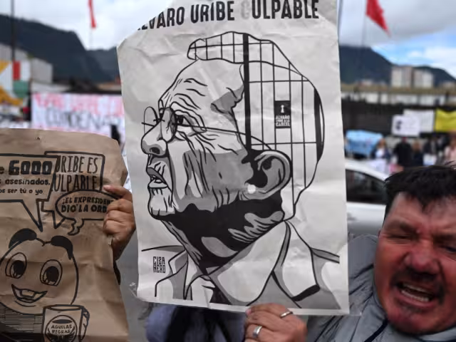 Condenan a Álvaro Uribe a 12 años de prisión domiciliaria por soborno y fraude procesal