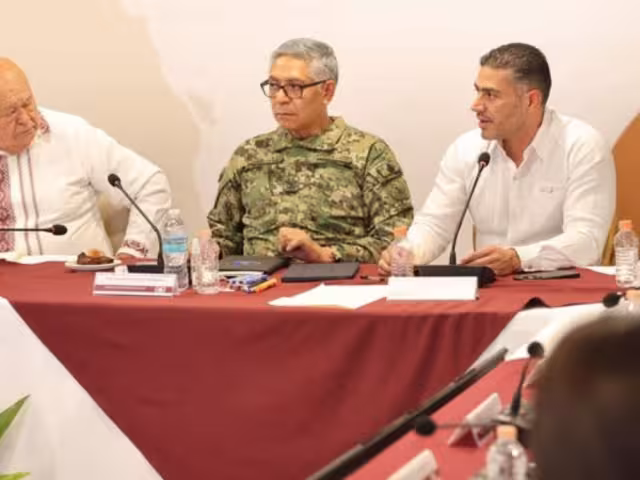 Víctor Castro , gobernador de Baja California Sur, Raymundo Morales, titular de Marina y el titular de la SSPC, Omar García Harfuch