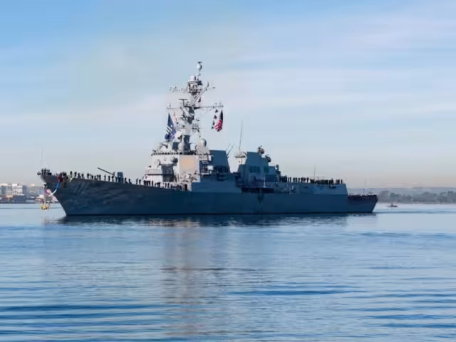 El USS Spruance estará acompañado por un Destacamento de Aplicación de la Ley (LEDET) de la Guardia Costera de Estados Unidos