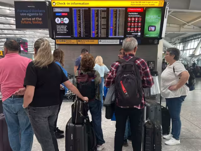 El ataque golpeó a Collins Aerospace, filial de RTX, cuyos sistemas permiten que distintas aerolíneas compartan mostradores y puertas