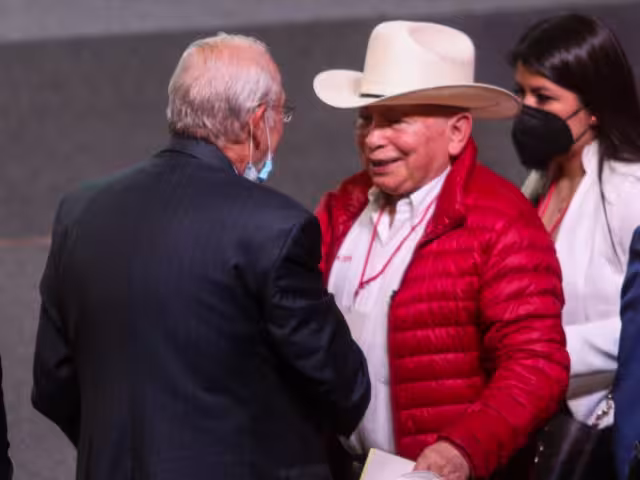 “No está muy violable que digamos”, fue la gfrase que le valío la destitución a Manuel Cavazos (de sombrero)