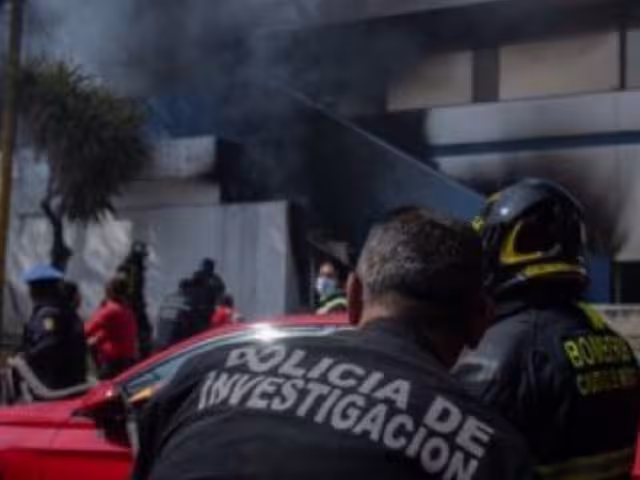 La rápida acción de los presentes ayudó a contener el avance del fuego