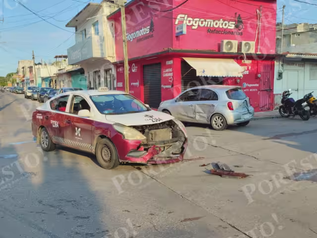 Un choque entre un taxi y un vehículo particular causó cuantiosos daños en la colonia Centro de Campeche.