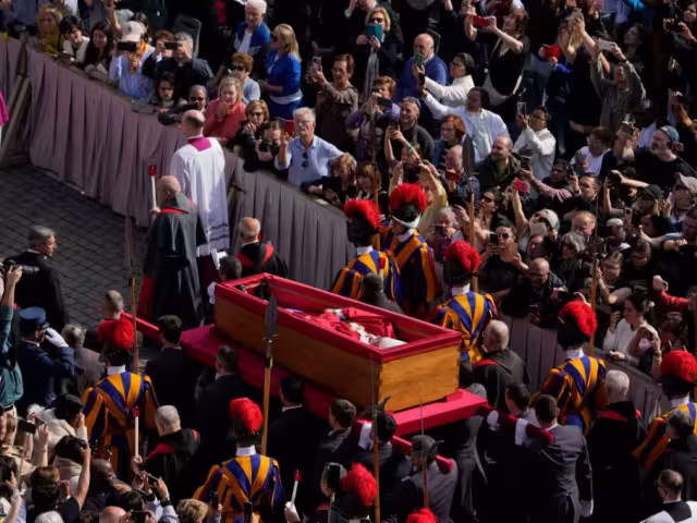 El féretro del Papa Francisco fue trasladado en procesión desde la capilla de la Casa Santa Marta