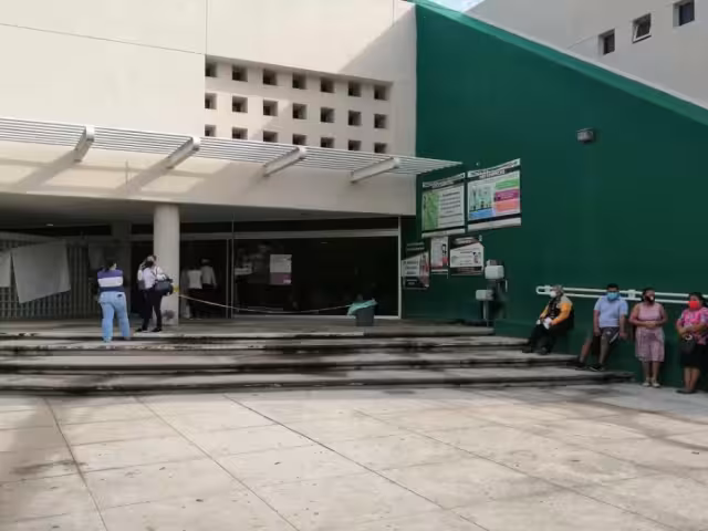 Por obvias razones la paciente no puede viajar sola, requiere cuidados especiales