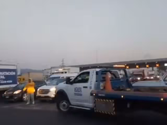 En la caseta de Tepotzotlán, de la autopista México-Querétaro, los transportistas han iniciado el bloqueo para denunciar abusos