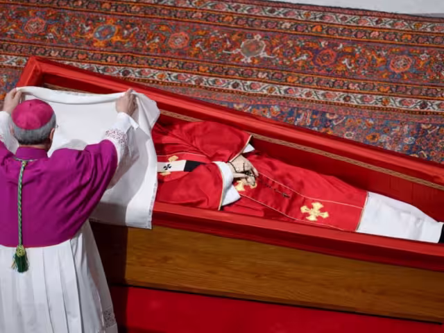 Como parte del rito, se cubrió solemnemente el rostro del Papa Francisco con un velo blanco