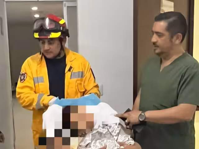 Mujer da a luz en ambulancia tras ser atendida en la colonia Colosio