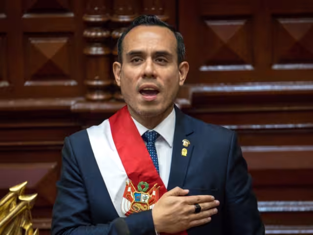 José Jerí, de 38 años, fue investido tras una sesión legislativa que aglutinó cuatro mociones de vacancia en una sola y obtuvo 122 votos a favo