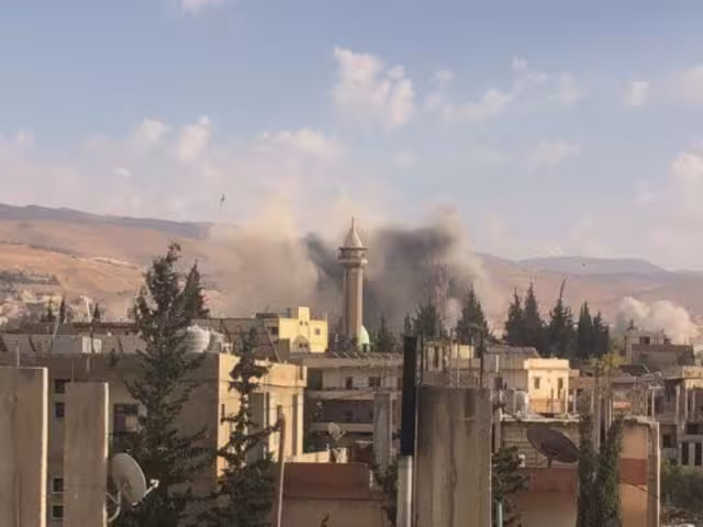 Los residentes de Baalbek, Líbano, evacúan sus hogares ante advertencias de bombardeos por parte de Israel