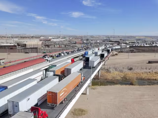 Las medidas implementadas por el gobierno de Donald Trump, han generado caos vial y filas de hasta 38 kilómetros