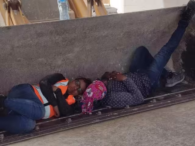 La intensa humedad y el agotamiento causado por el calor no detienen el arduo trabajo de los alarifes en la obra