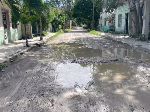 La calle Hernán Cortez, entre las calles 7 y 9 de la colonia Cañaveral en Champotón, se encuentra intransitable.