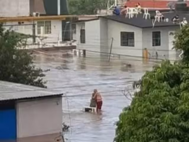 Muere ‘Doña Elodia’, abuelita que se hizo viral durante la inundación de Poza Rica