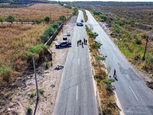 La Fiscalía de Sinaloa confirmó que tres civiles ajenos al enfrentamiento resultaron heridos en las inmediaciones de Campo Paralelo 38