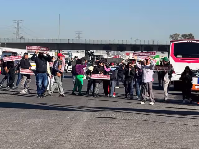 Los manifestantes señalan que el Gobierno del Estado de México no ha cumplido con los acuerdos establecidos para cancelar la modificación