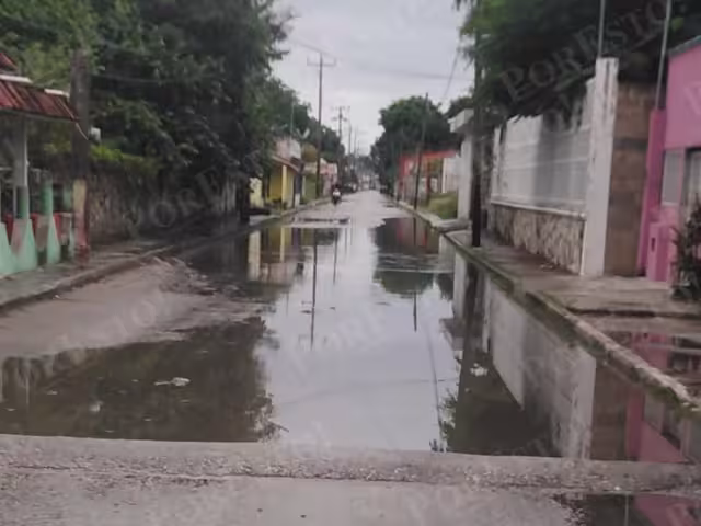 Sabancuy amaneció con lluvias este lunes y varias calles quedaron encharcadas.