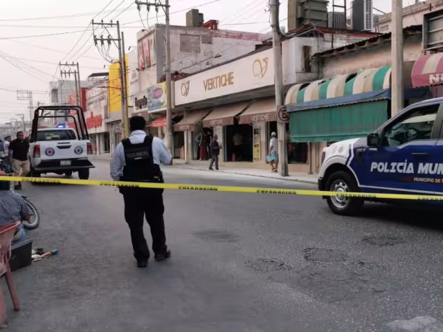 El incendio se registró en las afueras de una tienda de ropa