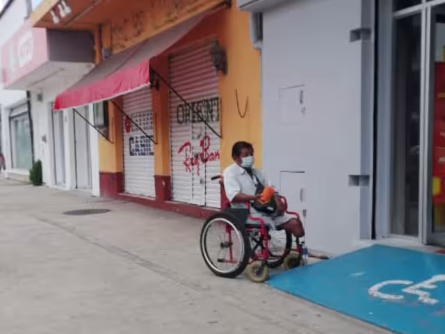 Don Roberto pide limosna en las calles, no ha tenido apoyo de las autoridades