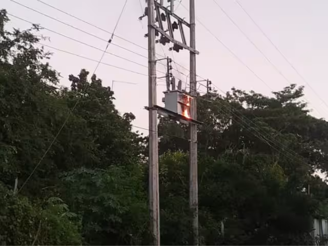 Arde transformador en Escárcega y deja sin luz al ejido Justicia Social
