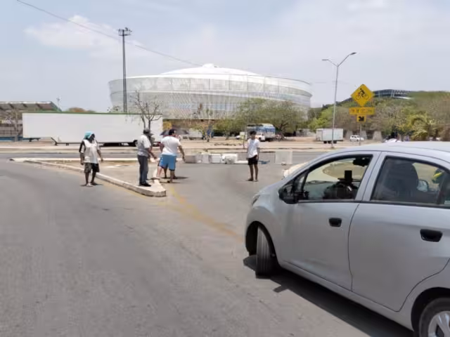 La avenida Circuito Colonias fue cerrada por vecino de Nueva Kukulcán