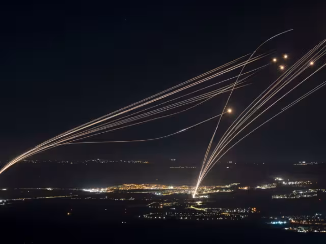 La Cúpula de Hierro resiste a los ataques de Irán; alertan por nuevos bombardeos.