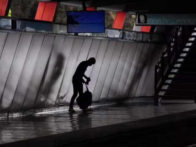 La mañana de este miércoles un hombre bajó a las vías en la estación Consulado del Metro de la CDMX