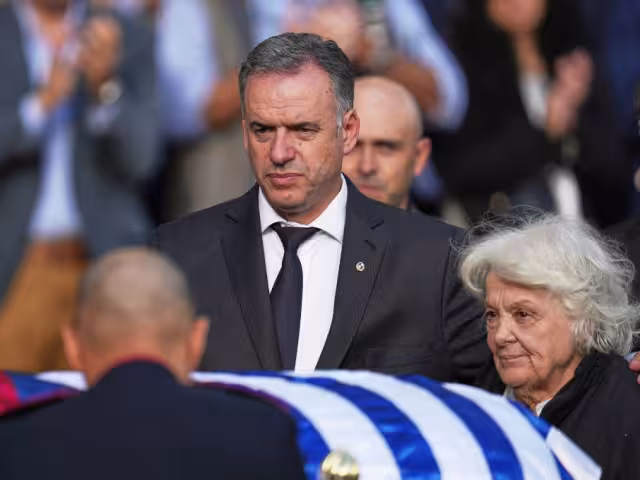 Yamandú Orsi, presidente de Uruguay,  acompañando a la viuda del exmandatario, Lucía Topolansky