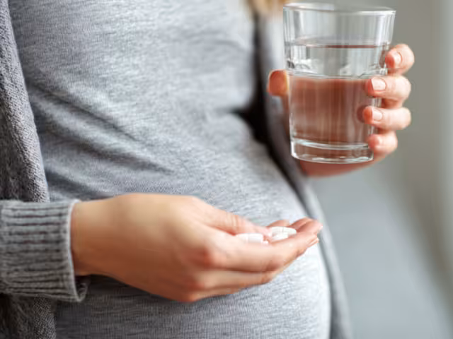 Trump vincula a Tylenol con autismo; médicos en México desmienten relación con paracetamol