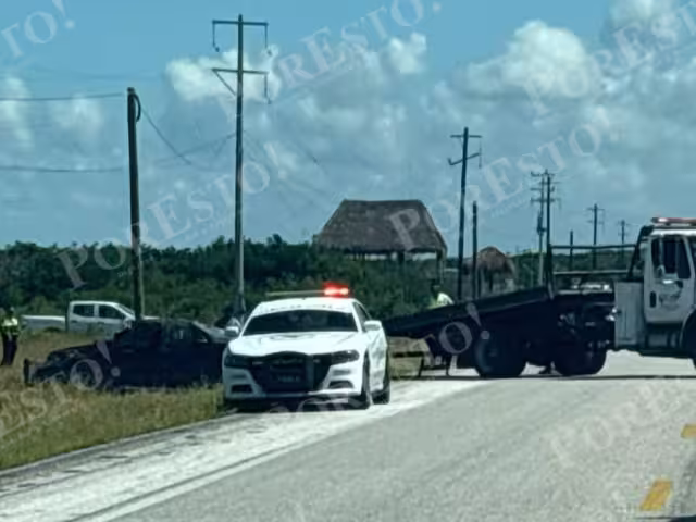 Pierde el control de su camioneta y termina fuera de la carretera entre Isla Aguada y Sabancuy