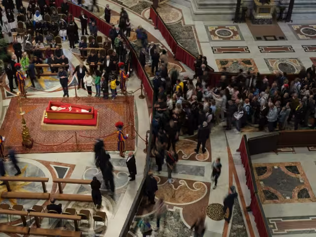 Ante la masiva afluencia de fieles, se decidió ampliar el horario de visita, manteniendo la basílica abierta durante toda la noche