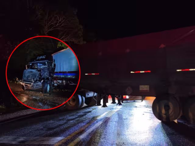 Tractocamión intenta rebase y provoca choque con otro tráiler en San Pablo Pixtún