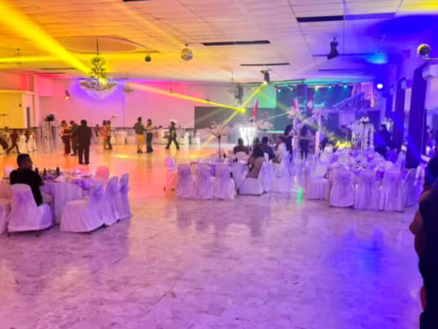 Las imágenes compartidas muestran el salón de eventos casi vacío