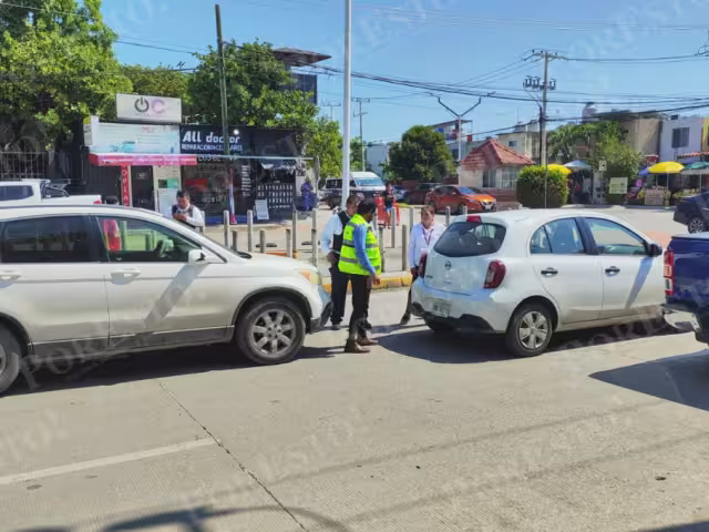 Un joven trabajador de un autolavado provocó un choque por alcance en la avenida Contadores de Ciudad del Carmen.