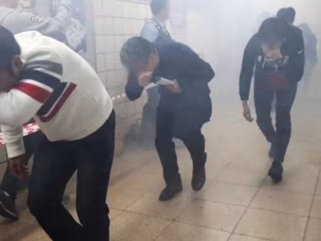 El incendio causó pánico entre los pasajeros, quienes rápidamente comenzaron a escapar a través de un túnel cercano