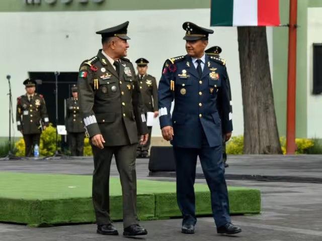 Román Carmona Landa (derecha) juró el cargo de comandante de la Fuerza Aérea Mexicana