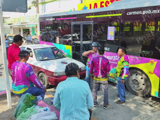 Congestionamiento en el centro de Carmen por percance entre transporte público