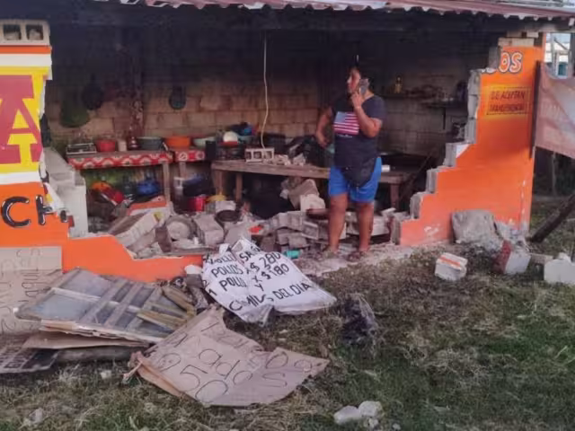 Conductor en estado de ebriedad deja daños materiales por 200 mil pesos, tras chocar contra un negocio y dos vehículos en Bacalar