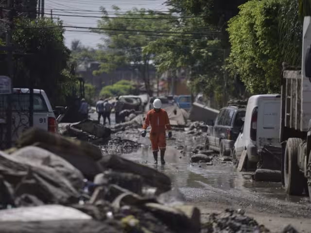 De las mil 394 escuelas afectadas, ya se han atendido mil 206, y se han aplicado más de 333 mil vacunas en las zonas impactadas