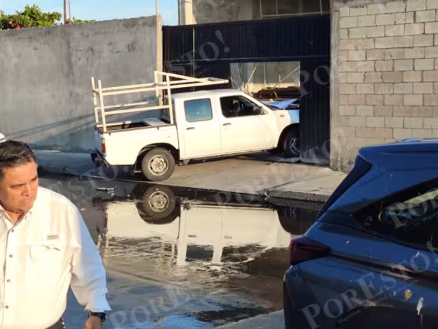 Camioneta se estrella contra bodega tras perder el control en calles de Ciudad del Carmen