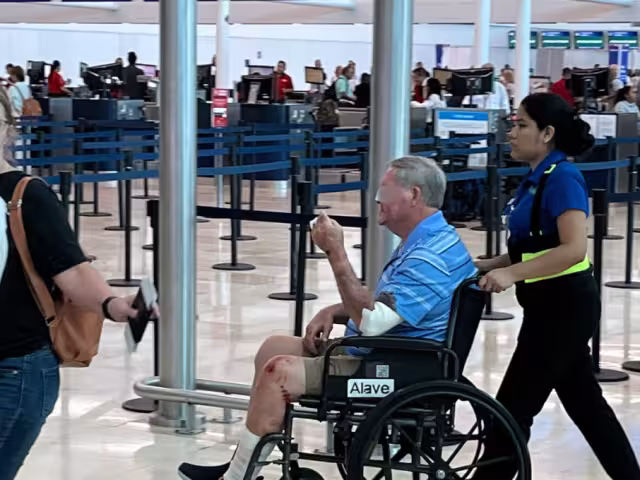 Un turista extranjero de 79 años cayó de unas escaleras en la Terminal 4 del aeropuerto de Cancún.