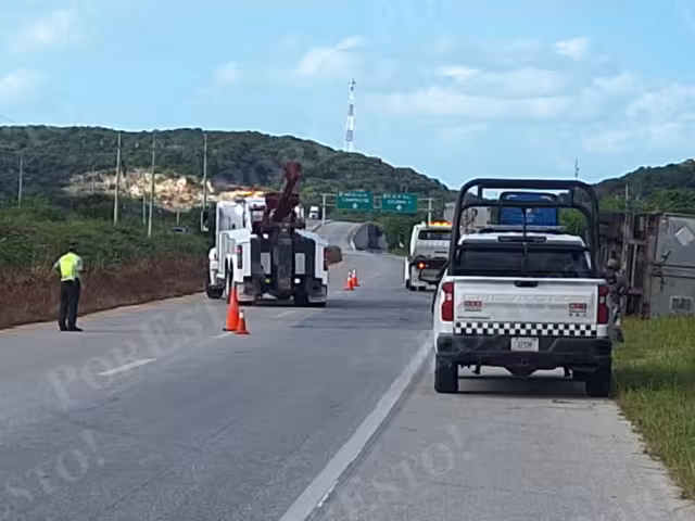 Se queda dormido al volante y vuelca tráiler con motocicletas en Campeche