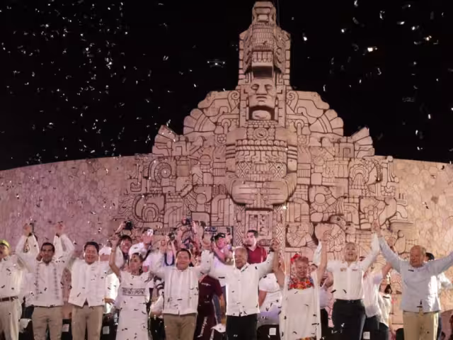 Claudia Sheinbaum y Joaquín Díaz Mena "Huacho" celebran ante sus simpatizantes en el Monumento a la Madre