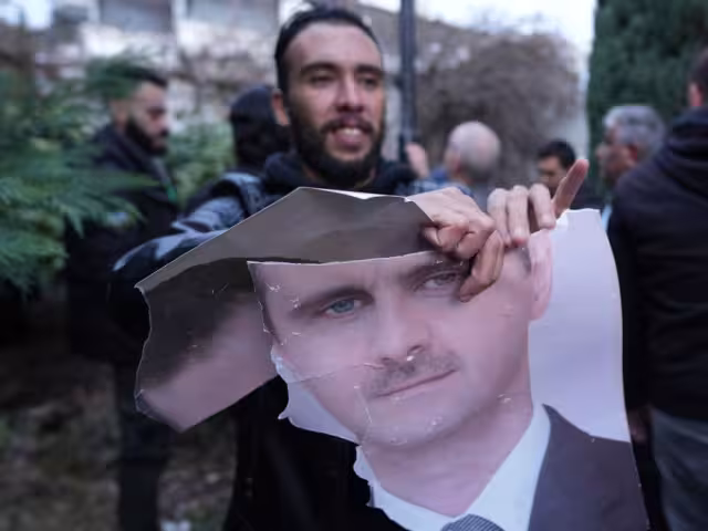 La Embajada siria en Moscú retiró este lunes la bandera que representó al régimen de los Assad durante más de cinco décadas